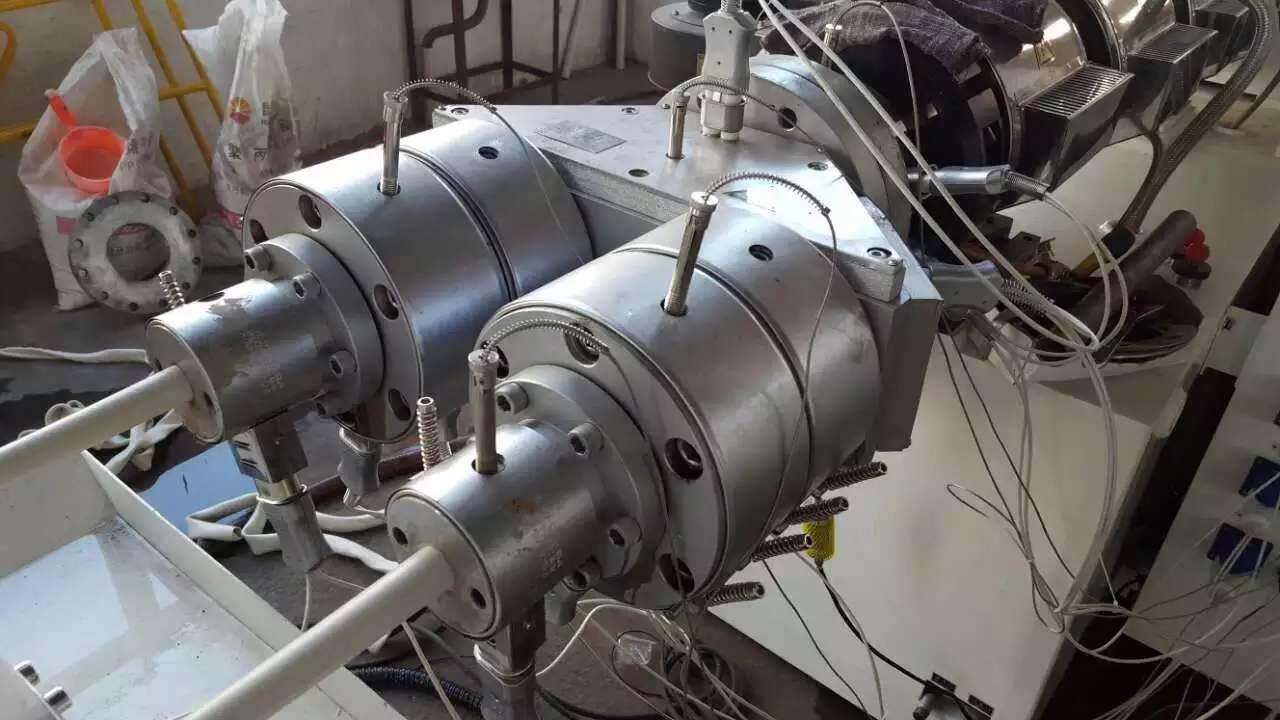 Aktueller Firmenfall über Projektfall für eine PVC-Doppelrohr-Extrusionsleitung   Saudi-Arabien