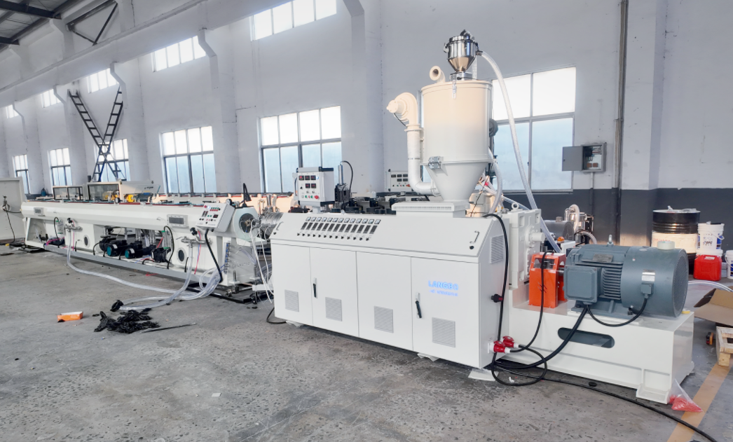 Aktueller Firmenfall über HDPE-Rohrextrusionslinie für die industrielle Rohrherstellung in Marokko