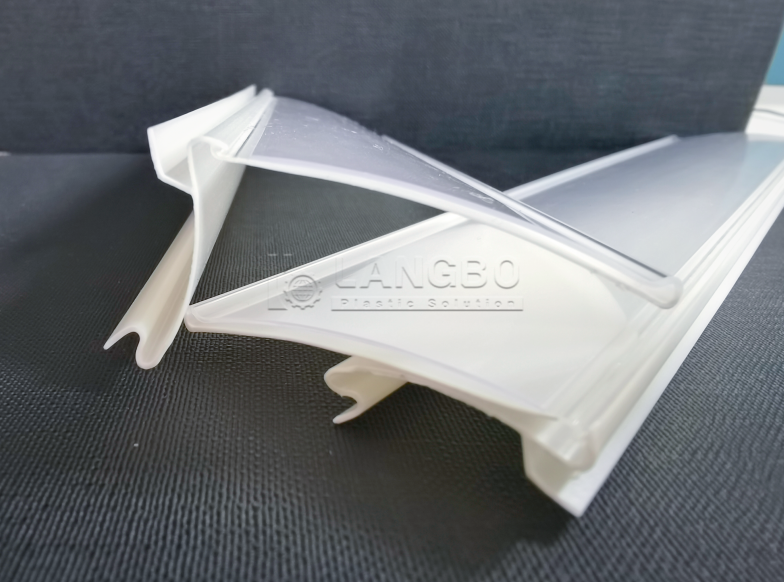 Aktueller Firmenfall über Effiziente PVC-Preisschildhalter-Extrusionslinie unterstützt den russischen Einzelhandelsmarkt