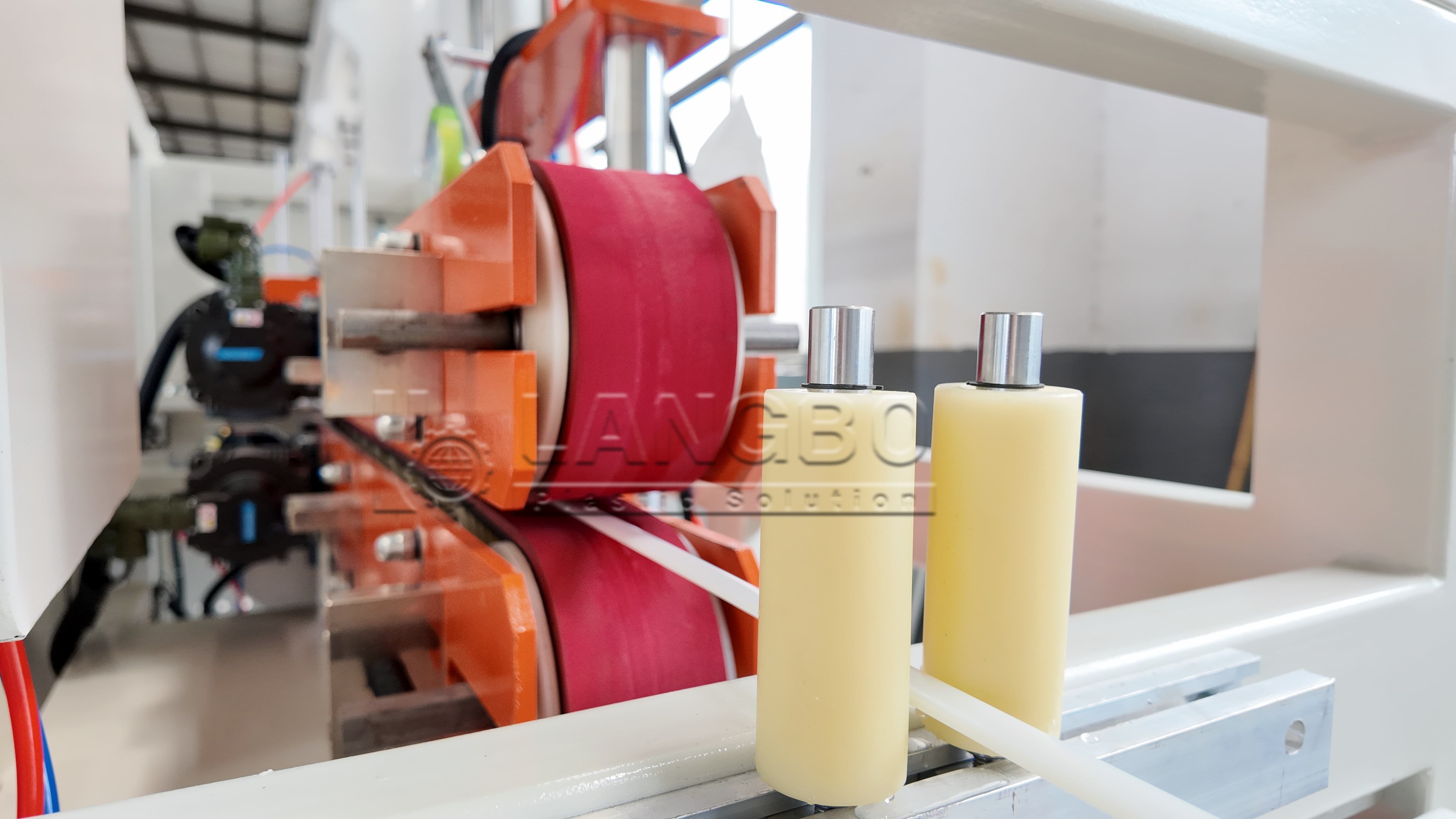 Aktueller Firmenfall über Stable PC Light Tube Manufacturing Achieved with Extrusion Line in Israel LED Industry