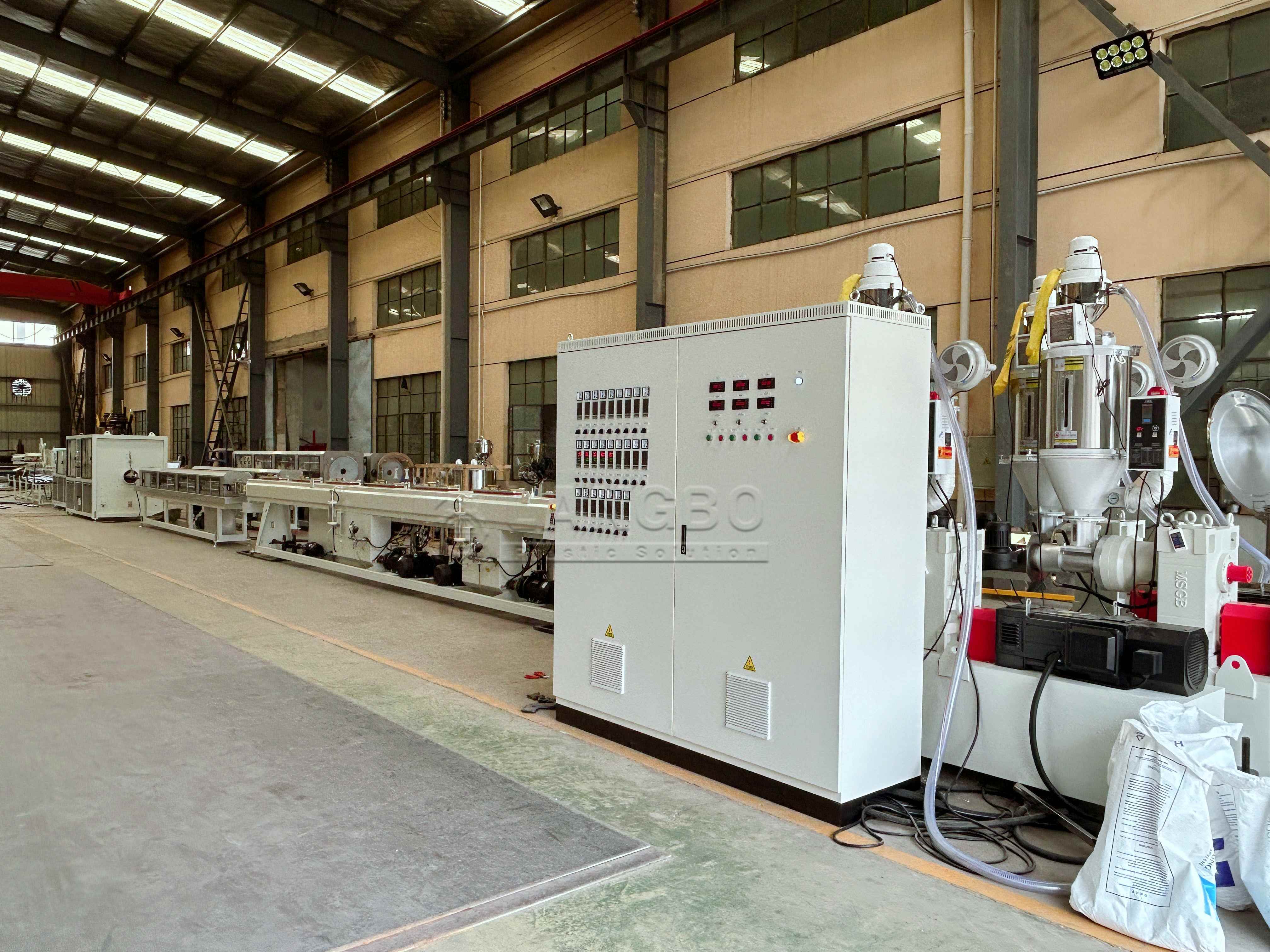 Aktueller Firmenfall über PE Pipe Making Machine Application in Saudi Arabia Industrial Piping Systems