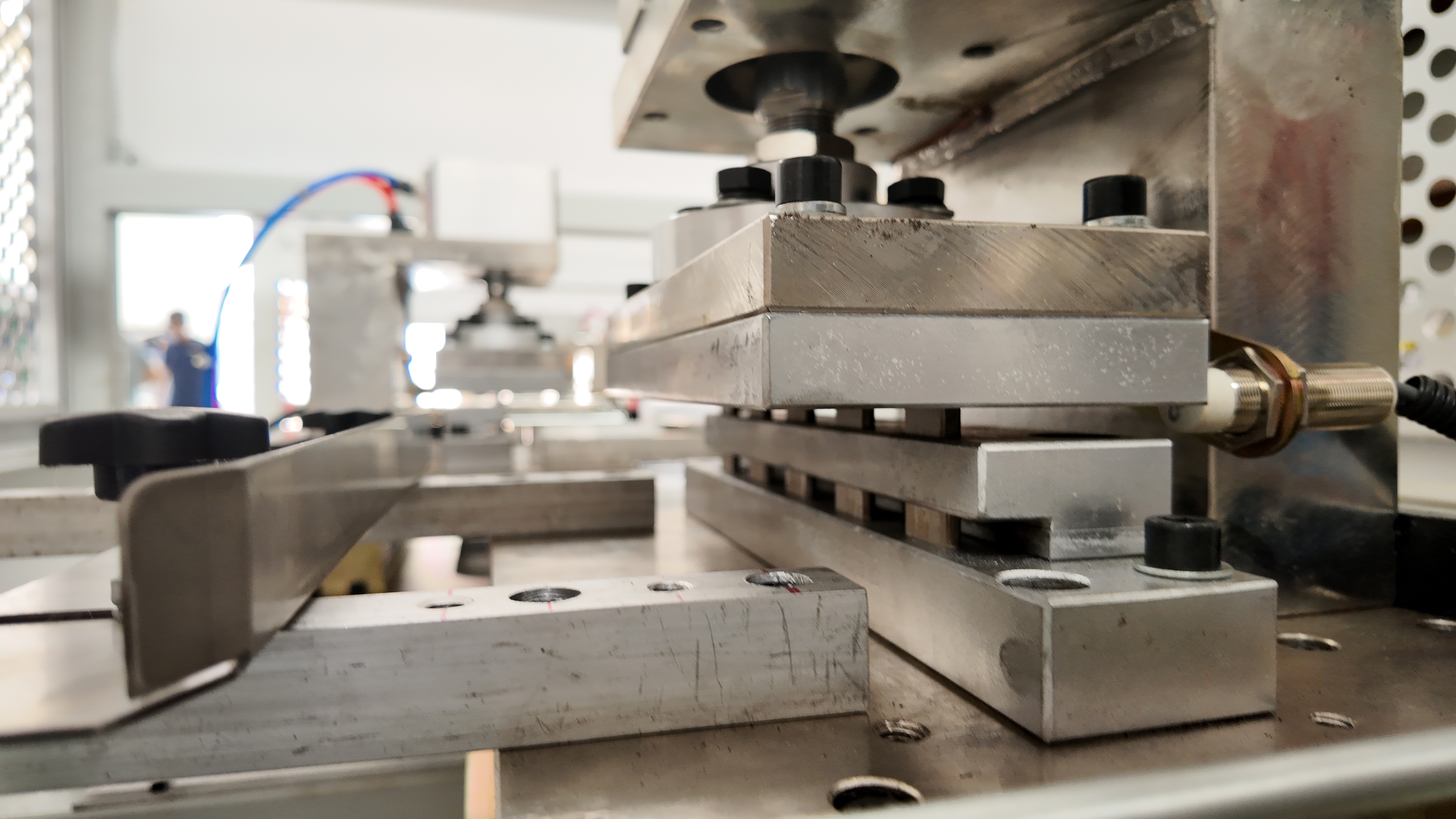 Aktueller Firmenfall über Kunststoff-Stanzmaschine Projekt für die Herstellung von elektrischen Profilen in Saudi-Arabien