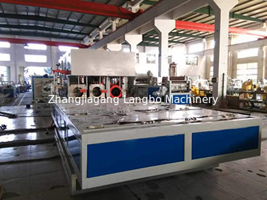 Konische Doppelschraube PVC-Rohr-Produktionsmaschine mit Bellings-Maschine