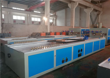 Automatisches PVC-Blatt, das Maschine, Höhlen-Gremium PVC-Fertigungsstraße der Macht-55KW herstellt