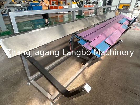 Co Außen-WPC-Extrusionslinie mit 3D-Reboss