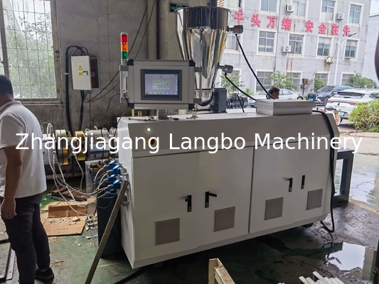 Anpassung von Plastik-PVC-Fensterzaun-Wandplatten Profil Extrusionsmaschine Produktionslinie