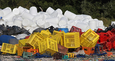 PLASTIK, DER PELLETISIERUNGS-LINIE MIT EINGEBAUTER AGGLOMERATIONS-MASCHINE AUFBEREITET