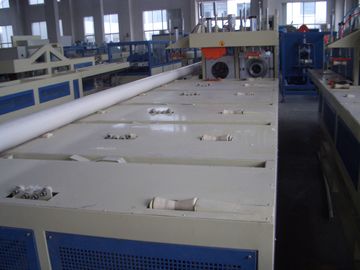 50/63/75/9/110/125/140/160/200/250mm Online vollautomatische Zwei-Doppelofen-Plastik-UPVC-PVC-Rohrklangmaschine