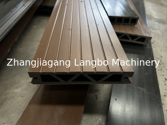 Zuverlässige Wpc-Profil-Extrusionsleitung Energieeinsparende Motoren Präzise Temperaturregelung
