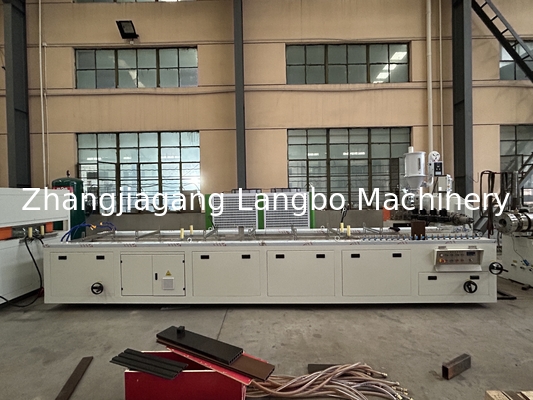 WPC-Maschine Holz-Kunststoff-Verbunddeckung Hohlmassivdeck-Bodenbelag Post-Verbundprofil Schiene Extrusions-Produktionslinie