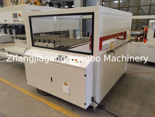 PVC-Fensterprofil-Extrusionsmaschine Extrusionsmaschine 1200mm PVC-Deckenplatten-Produktionslinie mit automatischer Handhabungsmaschine