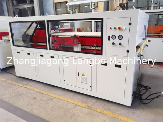 PVC-Fensterprofil-Extrusionsmaschine Extrusionsmaschine 1200mm PVC-Deckenplatten-Produktionslinie mit automatischer Handhabungsmaschine