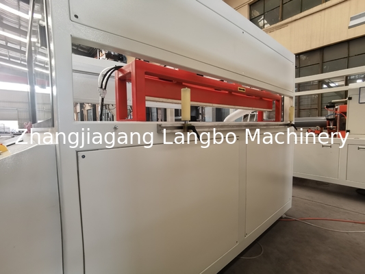 PVC-Fensterprofil-Extrusionsmaschine Extrusionsmaschine 1200mm PVC-Deckenplatten-Produktionslinie mit automatischer Handhabungsmaschine