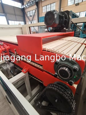 PVC-Fensterprofil-Extrusionsmaschine Extrusionsmaschine 1200mm PVC-Deckenplatten-Produktionslinie mit automatischer Handhabungsmaschine