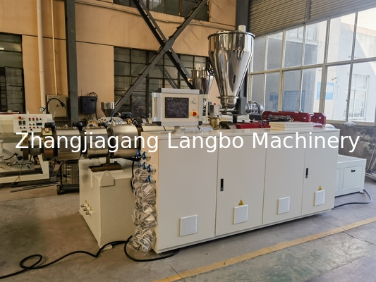 PVC-Fensterprofil-Extrusionsmaschine Extrusionsmaschine 1200mm PVC-Deckenplatten-Produktionslinie mit automatischer Handhabungsmaschine