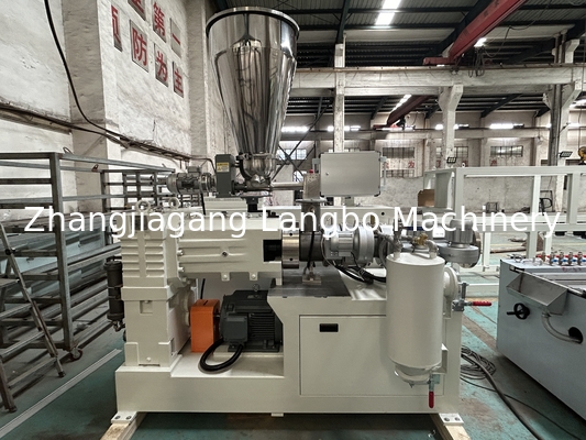 Maschine zur Herstellung von Plattenextrusionsplatten aus PVC für Decken- und Wandtüren