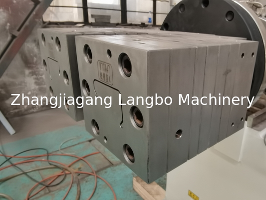 Maschine zur Herstellung von Plattenextrusionsplatten aus PVC für Decken- und Wandtüren