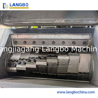 Einstellbare Entladung 500-1000 Kg/h Brechkapazität Leistungsstarke Kunststoff-Recycling-Kremmaschine für Kunststoffrohre