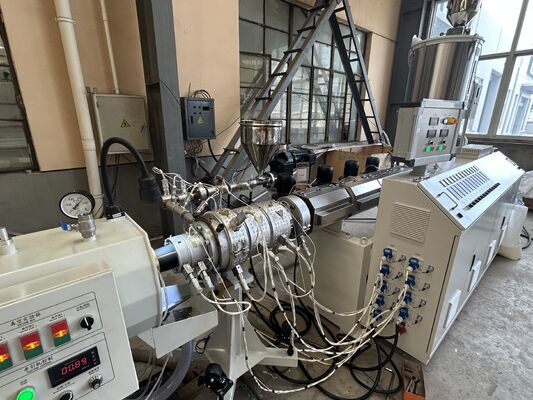 Automatische PET Rohr-Verdrängungs-Linie einzelnes Schrauben-Kunststoffrohr, das Maschinen-hohe Geschwindigkeit macht