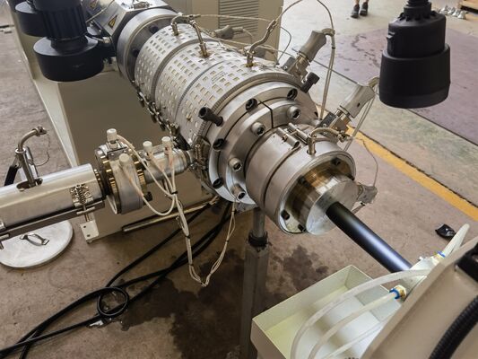 Automatische PET Rohr-Verdrängungs-Linie einzelnes Schrauben-Kunststoffrohr, das Maschinen-hohe Geschwindigkeit macht