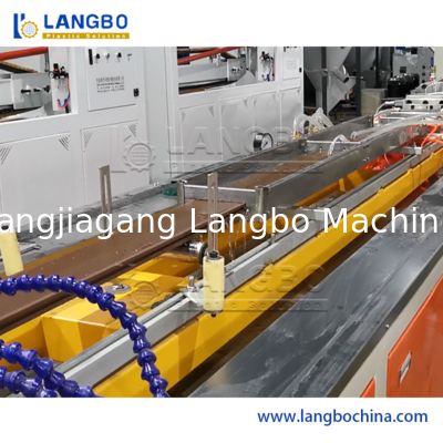 55/110 Konische Zwillingschraubenausdrücker WPC Profil Extrusionslinie mit 1180MM Profilgröße und 22KW Motorleistung