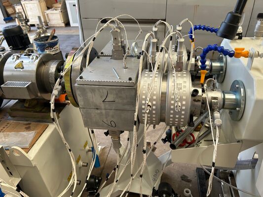 Kunststoff-Extrusionsmaschine Kunststoffausrüstung PVC PP PE-Rohrextruder PVC-Rohrherstellungsmaschine