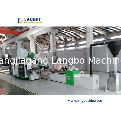 PLASTIK, DER PELLETISIERUNGS-LINIE MIT EINGEBAUTER AGGLOMERATIONS-MASCHINE AUFBEREITET