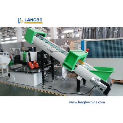 PLASTIK, DER PELLETISIERUNGS-LINIE MIT EINGEBAUTER AGGLOMERATIONS-MASCHINE AUFBEREITET