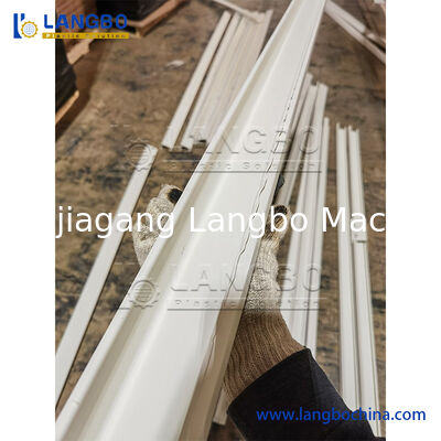 55/110 Konischer Doppelschneckenextruder PVC-Profil-Extrusionslinie für 1180 mm Kabelkanal mit 22 kW Motorleistung