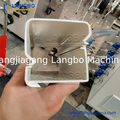 Maschine zur Herstellung von PVC-Trunk-Extrusionsleitungen, Kabeldrahtschutz, Trunking-Profile mit Stanzvorrichtung