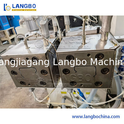 Maschine zur Herstellung von PVC-Trunk-Extrusionsleitungen, Kabeldrahtschutz, Trunking-Profile mit Stanzvorrichtung