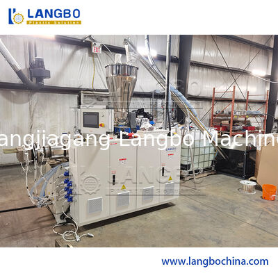 55/110 Konischer Doppelschneckenextruder PVC-Profil-Extrusionslinie für 1180 mm Kabelkanal mit 22 kW Motorleistung