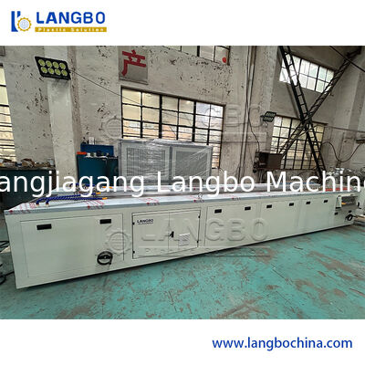 55/110 Konischer Doppelschneckenextruder PVC-Profil-Extrusionslinie für 1180 mm Kabelkanal mit 22 kW Motorleistung