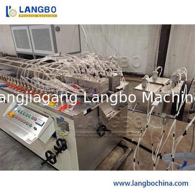 Maschine zur Herstellung von PVC-Trunk-Extrusionsleitungen, Kabeldrahtschutz, Trunking-Profile mit Stanzvorrichtung