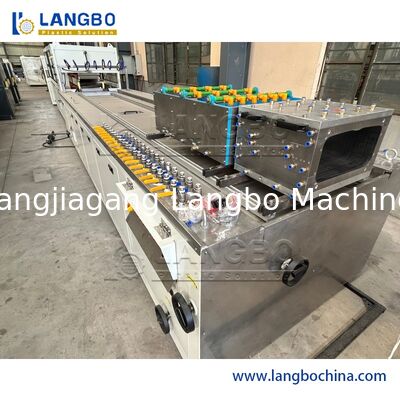 Hochwertige Kunststoff-PVC-Profil-Schaum-Extruder WPC-Witwen Türrahmen Fußböden PP PE PC Hohlplatten-Siegelband Extrusions-Produktionslinie