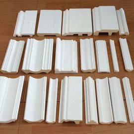 Regnen Sie Gosse PVC-Blatt-Verdrängungs-Maschine mit Vakuumkalibrierungs-Tabelle/Schneider