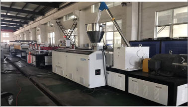 Kunststoff-PVC-Profil-Schaum-Extruder WPC-Witwen Türrahmen Fußböden PP PE PC Hohlplattendichtband ABS-PMMA-Profil-Extrusionslinie