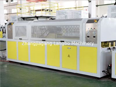 Innen- und Außendekoration WPC-Flutenplattenmachmaschine WPC-Wandplatten-Extrusionslinie-Machine