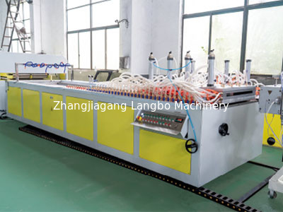 Innen- und Außendekoration WPC-Flutenplattenmachmaschine WPC-Wandplatten-Extrusionslinie-Machine