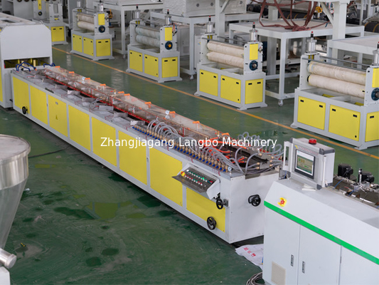 Innen- und Außendekoration WPC-Flutenplattenmachmaschine WPC-Wandplatten-Extrusionslinie-Machine